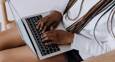 woman using mac